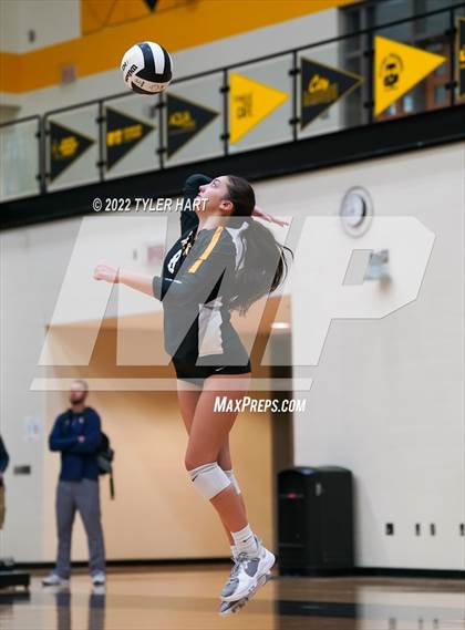 Thumbnail 2 in Avon vs. Terre Haute South Vigo (IHSAA 4A Sectional Semifinal) photogallery.