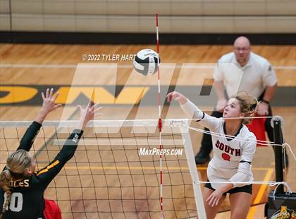 Thumbnail 3 in Avon vs. Terre Haute South Vigo (IHSAA 4A Sectional Semifinal) photogallery.