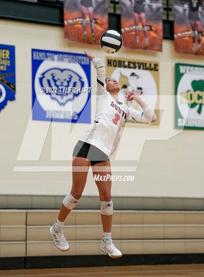 Thumbnail 1 in Avon vs. Terre Haute South Vigo (IHSAA 4A Sectional Semifinal) photogallery.