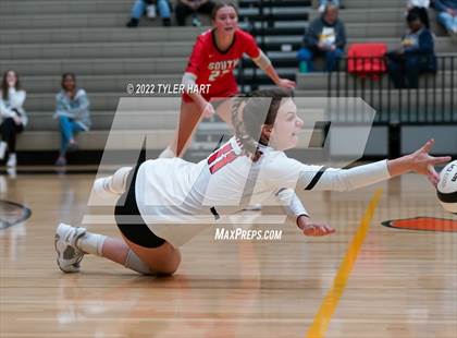 Thumbnail 3 in Avon vs. Terre Haute South Vigo (IHSAA 4A Sectional Semifinal) photogallery.