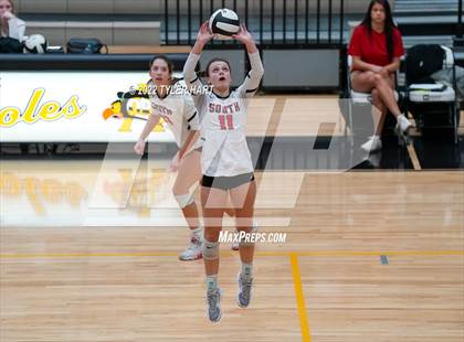 Thumbnail 1 in Avon vs. Terre Haute South Vigo (IHSAA 4A Sectional Semifinal) photogallery.
