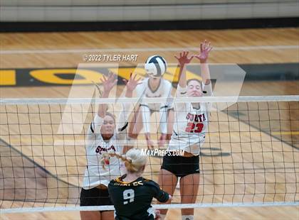 Thumbnail 1 in Avon vs. Terre Haute South Vigo (IHSAA 4A Sectional Semifinal) photogallery.