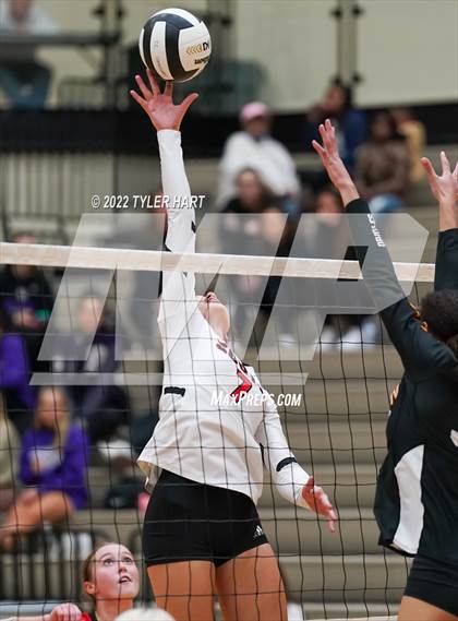 Thumbnail 3 in Avon vs. Terre Haute South Vigo (IHSAA 4A Sectional Semifinal) photogallery.