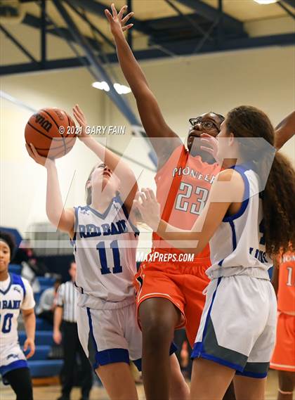 Thumbnail 1 in East Ridge vs Red Bank (Battle At The Creek) photogallery.