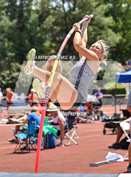 Thumbnail 1 in IHSAA Finals (Pole Vault)  photogallery.