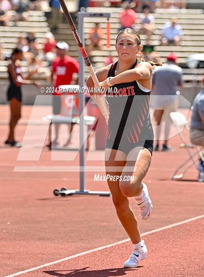 Thumbnail 3 in IHSAA Finals (Pole Vault)  photogallery.