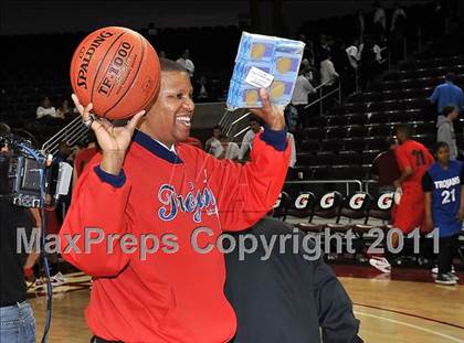 Thumbnail 2 in La Canada vs. Lutheran (CIF SoCal D3 Regional Final) photogallery.