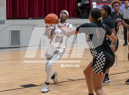 Thumbnail 2 in Istrouma vs E.D. White (D2 regional) photogallery.