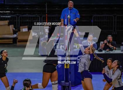 Thumbnail 2 in Benjamin Franklin vs. St. Thomas More (LHSAA Division I Final) photogallery.
