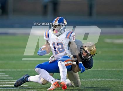 Thumbnail 2 in East St. Louis @ Lemont (IHSA Class 6A Quarterfinal) photogallery.