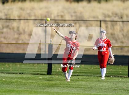 Thumbnail 1 in Grand junction central vs Fruita Monument (CHSAA 5A Round of 16) photogallery.