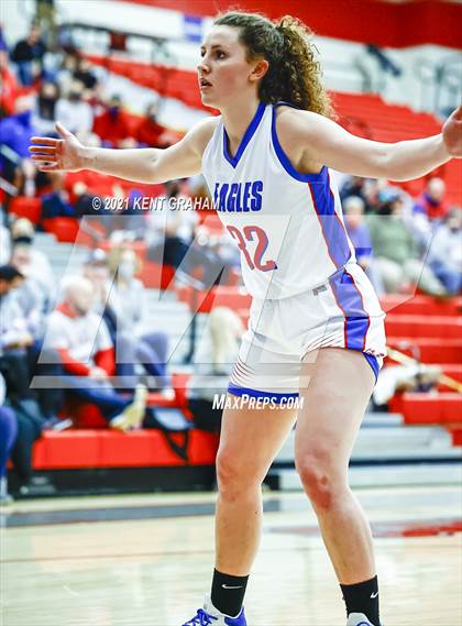 Thumbnail 3 in University vs South Putnam (IHSAA 2A Regional Final) photogallery.