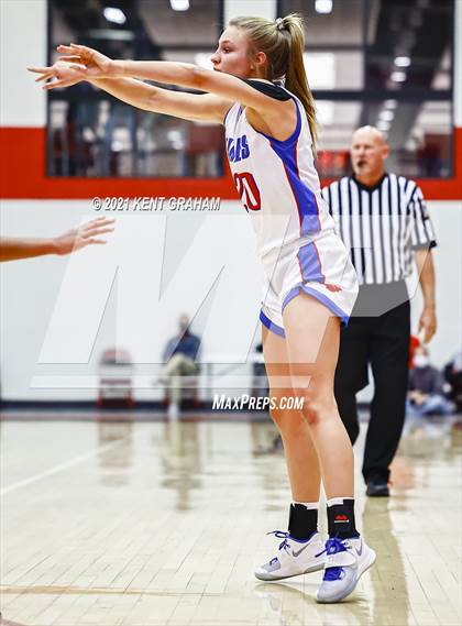 Thumbnail 1 in University vs South Putnam (IHSAA 2A Regional Final) photogallery.
