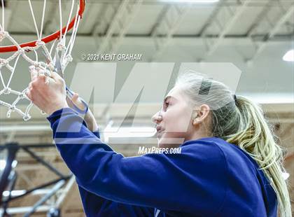 Thumbnail 1 in University vs South Putnam (IHSAA 2A Regional Final) photogallery.