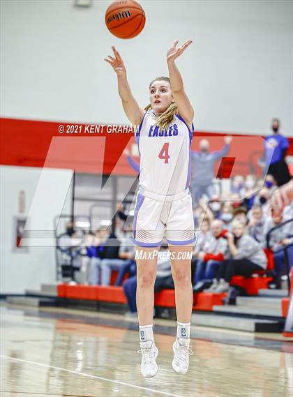 Thumbnail 2 in University vs South Putnam (IHSAA 2A Regional Final) photogallery.