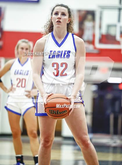 Thumbnail 1 in University vs South Putnam (IHSAA 2A Regional Final) photogallery.