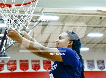 Thumbnail 2 in University vs South Putnam (IHSAA 2A Regional Final) photogallery.