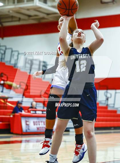 Thumbnail 2 in University vs South Putnam (IHSAA 2A Regional Final) photogallery.