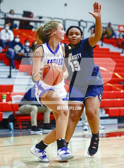 Thumbnail 3 in University vs South Putnam (IHSAA 2A Regional Final) photogallery.