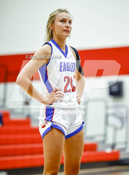 Thumbnail 2 in University vs South Putnam (IHSAA 2A Regional Final) photogallery.