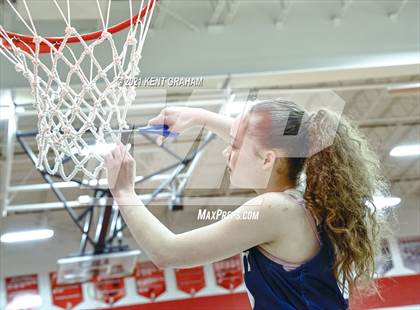 Thumbnail 3 in University vs South Putnam (IHSAA 2A Regional Final) photogallery.
