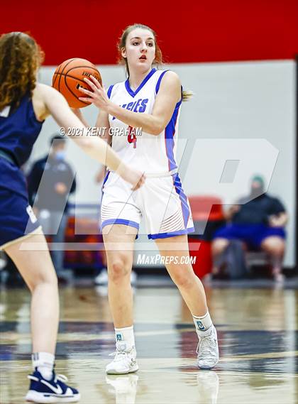 Thumbnail 2 in University vs South Putnam (IHSAA 2A Regional Final) photogallery.