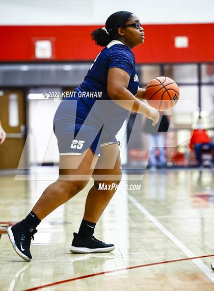 Thumbnail 2 in University vs South Putnam (IHSAA 2A Regional Final) photogallery.