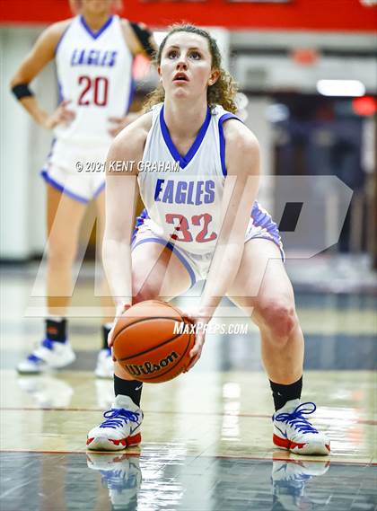 Thumbnail 2 in University vs South Putnam (IHSAA 2A Regional Final) photogallery.