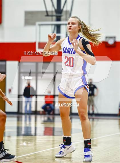 Thumbnail 3 in University vs South Putnam (IHSAA 2A Regional Final) photogallery.