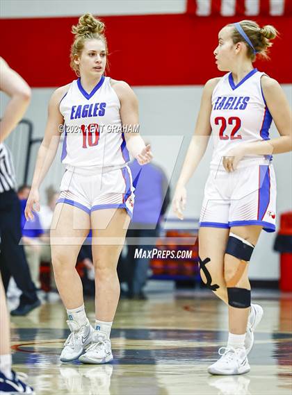 Thumbnail 1 in University vs South Putnam (IHSAA 2A Regional Final) photogallery.