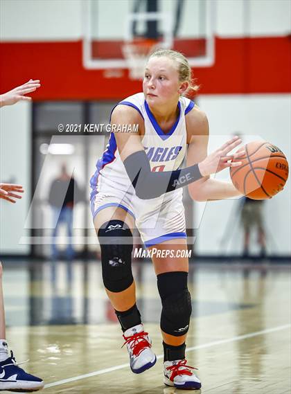 Thumbnail 1 in University vs South Putnam (IHSAA 2A Regional Final) photogallery.