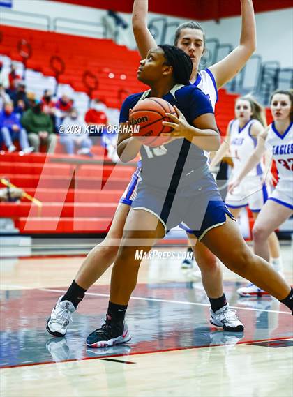 Thumbnail 1 in University vs South Putnam (IHSAA 2A Regional Final) photogallery.