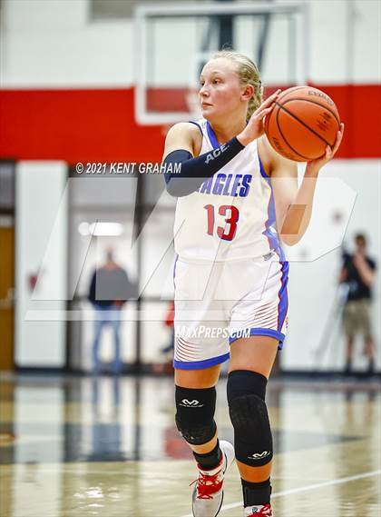 Thumbnail 3 in University vs South Putnam (IHSAA 2A Regional Final) photogallery.