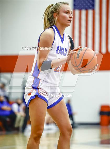 Thumbnail 2 in University vs South Putnam (IHSAA 2A Regional Final) photogallery.