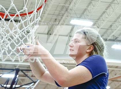 Thumbnail 2 in University vs South Putnam (IHSAA 2A Regional Final) photogallery.