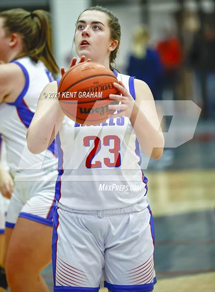 Thumbnail 2 in University vs South Putnam (IHSAA 2A Regional Final) photogallery.