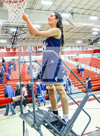 Thumbnail 1 in University vs South Putnam (IHSAA 2A Regional Final) photogallery.