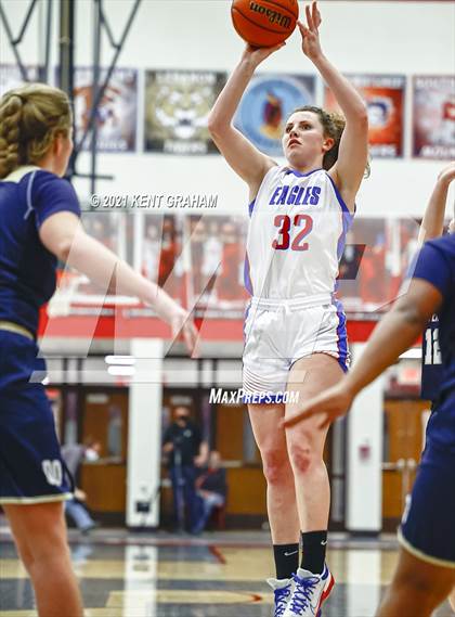 Thumbnail 3 in University vs South Putnam (IHSAA 2A Regional Final) photogallery.