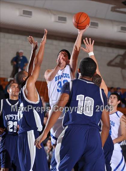Thumbnail 3 in Rancho Bernardo vs Vista del Lago (MaxPreps Holiday Classic) photogallery.