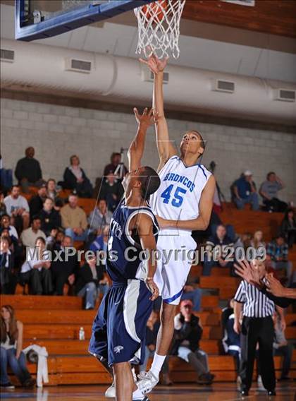 Thumbnail 1 in Rancho Bernardo vs Vista del Lago (MaxPreps Holiday Classic) photogallery.