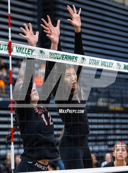 Thumbnail 2 in Maple Mountain vs. Bountiful (UHSAA 5A Final) photogallery.