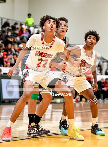 Thumbnail 1 in Centennial vs. St. John Bosco (The Classic at Damien) Tournament photogallery.