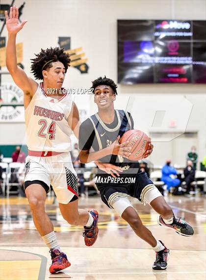 Thumbnail 3 in Centennial vs. St. John Bosco (The Classic at Damien) Tournament photogallery.