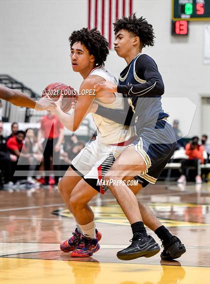 Thumbnail 3 in Centennial vs. St. John Bosco (The Classic at Damien) Tournament photogallery.
