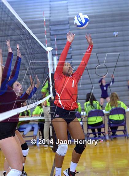 Thumbnail 3 in Assumption vs. Mater Dei (Durango Fall Classic) photogallery.