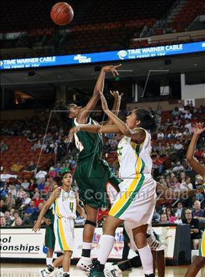 Thumbnail 3 in Naaman Forest vs. De Soto (UIL 5A Semifinals) photogallery.