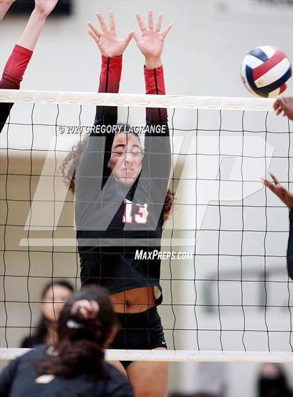 Thumbnail 3 in Lamar vs Martin photogallery.
