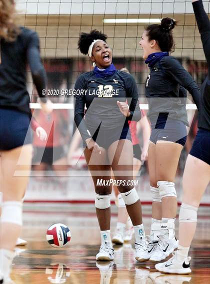 Thumbnail 2 in Lamar vs Martin photogallery.