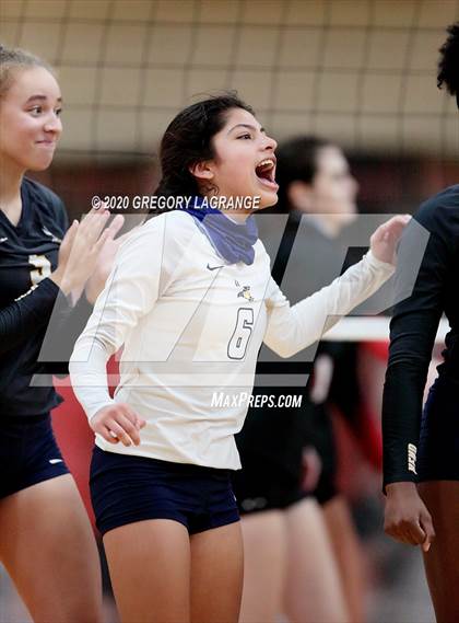 Thumbnail 2 in Lamar vs Martin photogallery.