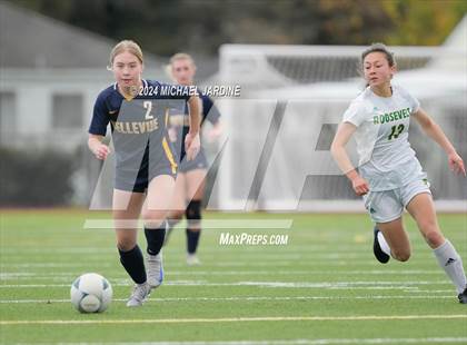 Thumbnail 2 in Bellevue vs Roosevelt (WIAA 3A Semifinal) photogallery.